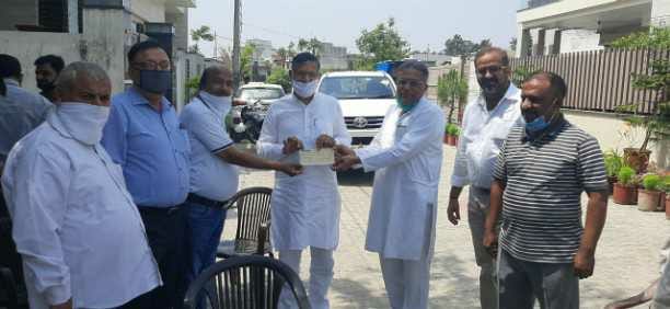 Aluminum Utensil Manufacturers Association gave a check of one lakh one thousand rupees for Haryana Corona Relief Fund